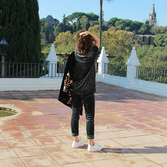 15-colgadas-de-una-percha-blanche-chaqueta-flores-bordadas-terciopelo-camisa-pantalones-velvet-embroidered-flowers-jacket-pants-t-shirt-8