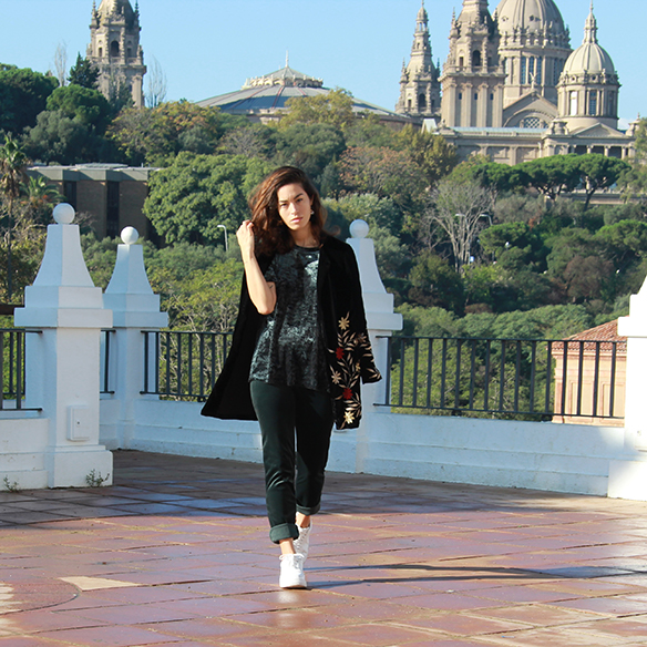 15-colgadas-de-una-percha-blanche-chaqueta-flores-bordadas-terciopelo-camisa-pantalones-velvet-embroidered-flowers-jacket-pants-t-shirt-9