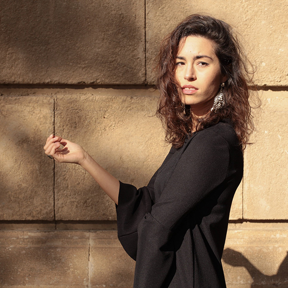 15-colgadas-de-una-percha-blanche-vestido-manga-campana-bell-sleeve-dress-total-black-look-botas-leggings-boots-10