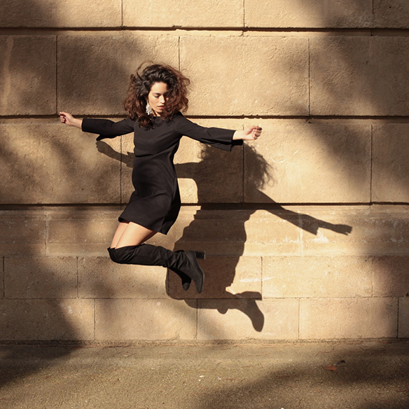 15-colgadas-de-una-percha-blanche-vestido-manga-campana-bell-sleeve-dress-total-black-look-botas-leggings-boots-1