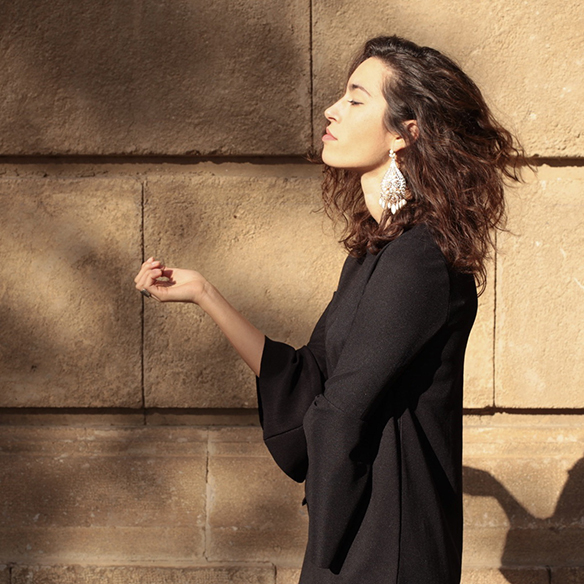 15-colgadas-de-una-percha-blanche-vestido-manga-campana-bell-sleeve-dress-total-black-look-botas-leggings-boots-2