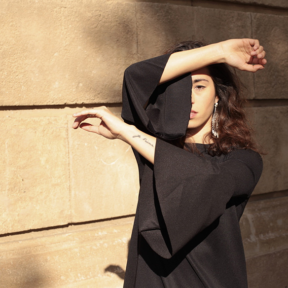 15-colgadas-de-una-percha-blanche-vestido-manga-campana-bell-sleeve-dress-total-black-look-botas-leggings-boots-3