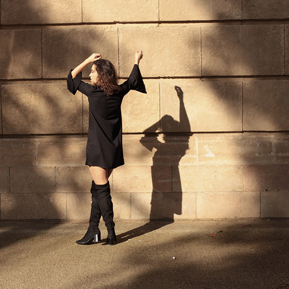 15-colgadas-de-una-percha-blanche-vestido-manga-campana-bell-sleeve-dress-total-black-look-botas-leggings-boots-5