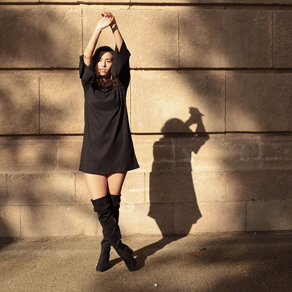 15-colgadas-de-una-percha-blanche-vestido-manga-campana-bell-sleeve-dress-total-black-look-botas-leggings-boots-6