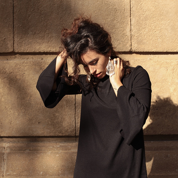 15-colgadas-de-una-percha-blanche-vestido-manga-campana-bell-sleeve-dress-total-black-look-botas-leggings-boots-9