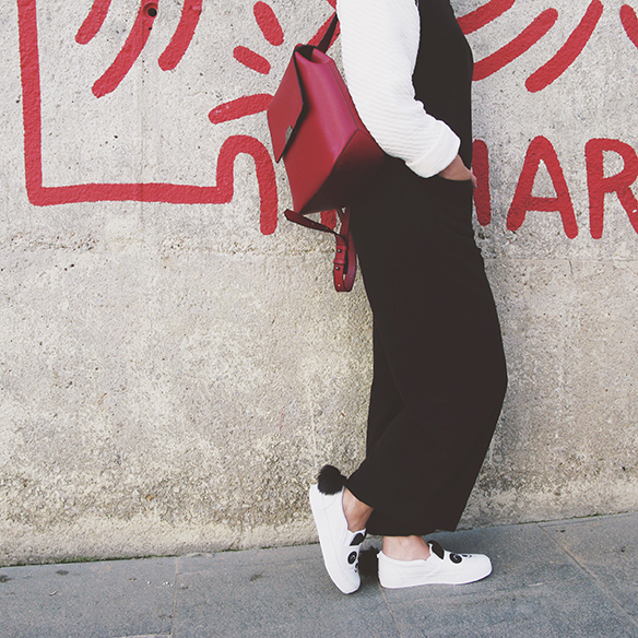 15-colgadas-de-una-percha-carla-kissler-mono-jumpsuit-bambas-panda-sneakers-backpack-mochila-3