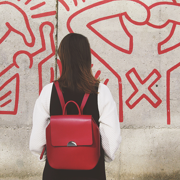 15-colgadas-de-una-percha-carla-kissler-mono-jumpsuit-bambas-panda-sneakers-backpack-mochila-4