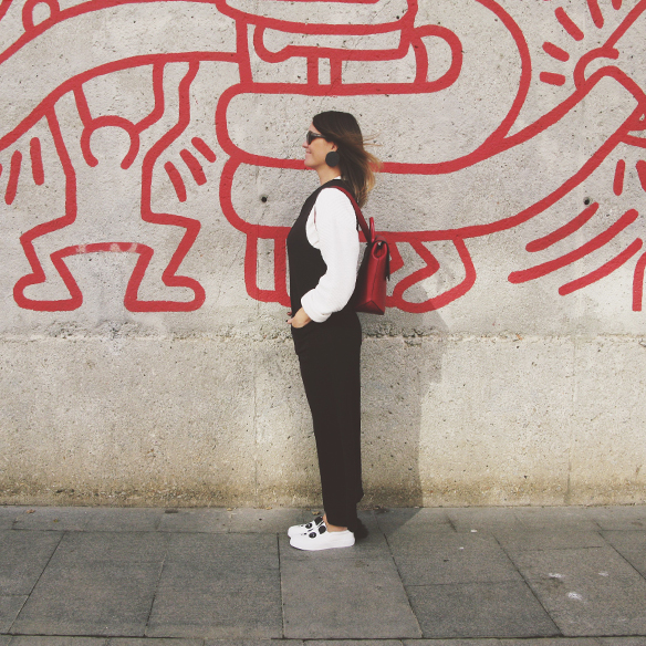 15-colgadas-de-una-percha-carla-kissler-mono-jumpsuit-bambas-panda-sneakers-backpack-mochila-6