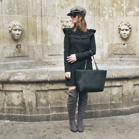 15-colgadas-de-una-percha-carla-kissler-over-the-knee-boots-botas-vestido-volantes-frills-dress-gorra-marinero-sailor-cap-4