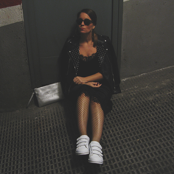 15-colgadas-de-una-percha-carla-kissler-velvet-slip-dress-vestido-lencero-terciopelo-chaqueta-perfecto-jacket-medias-rejilla-fishnets-10