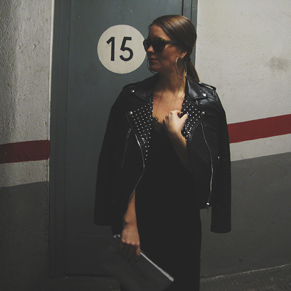 15-colgadas-de-una-percha-carla-kissler-velvet-slip-dress-vestido-lencero-terciopelo-chaqueta-perfecto-jacket-medias-rejilla-fishnets-2