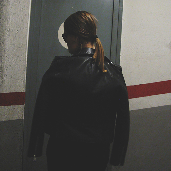 15-colgadas-de-una-percha-carla-kissler-velvet-slip-dress-vestido-lencero-terciopelo-chaqueta-perfecto-jacket-medias-rejilla-fishnets-3