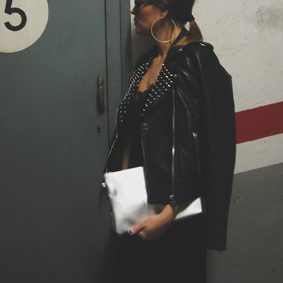 15-colgadas-de-una-percha-carla-kissler-velvet-slip-dress-vestido-lencero-terciopelo-chaqueta-perfecto-jacket-medias-rejilla-fishnets-4