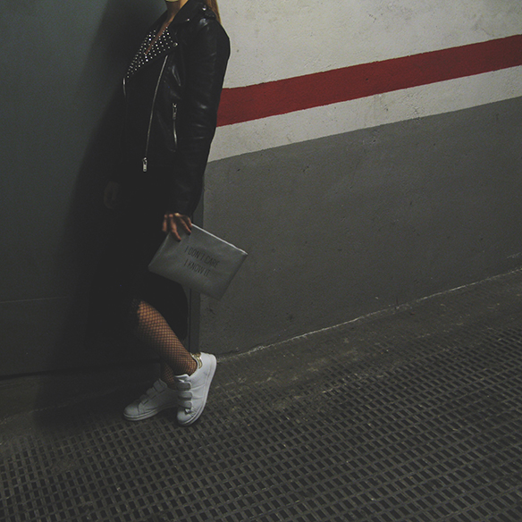 15-colgadas-de-una-percha-carla-kissler-velvet-slip-dress-vestido-lencero-terciopelo-chaqueta-perfecto-jacket-medias-rejilla-fishnets-5