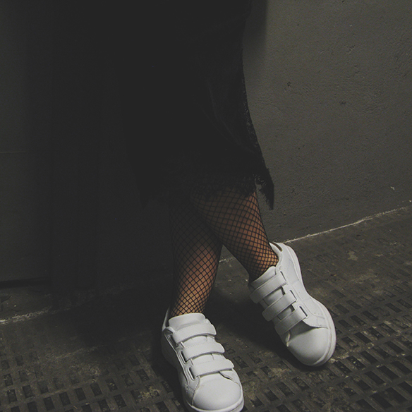 15-colgadas-de-una-percha-carla-kissler-velvet-slip-dress-vestido-lencero-terciopelo-chaqueta-perfecto-jacket-medias-rejilla-fishnets-6