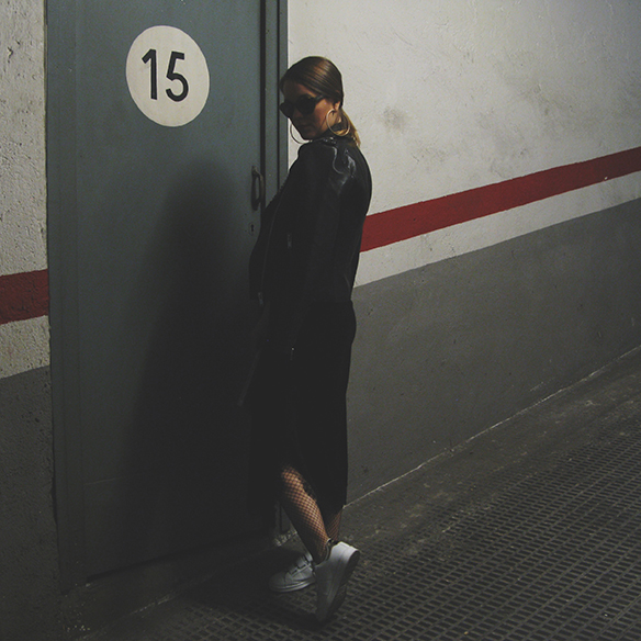 15-colgadas-de-una-percha-carla-kissler-velvet-slip-dress-vestido-lencero-terciopelo-chaqueta-perfecto-jacket-medias-rejilla-fishnets-7