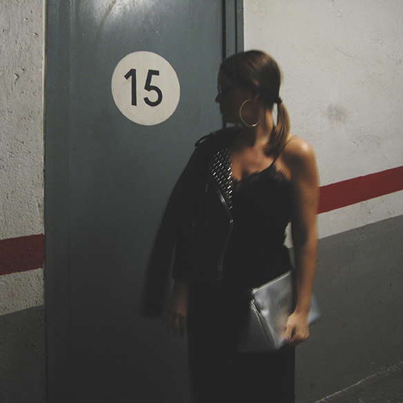 15-colgadas-de-una-percha-carla-kissler-velvet-slip-dress-vestido-lencero-terciopelo-chaqueta-perfecto-jacket-medias-rejilla-fishnets-8