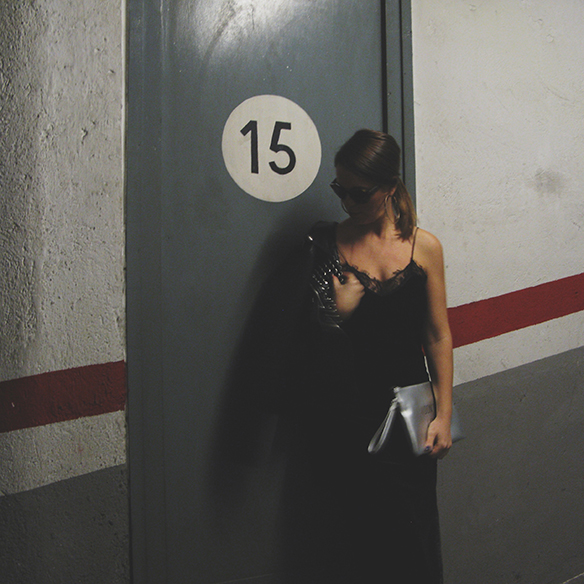 15-colgadas-de-una-percha-carla-kissler-velvet-slip-dress-vestido-lencero-terciopelo-chaqueta-perfecto-jacket-medias-rejilla-fishnets-9