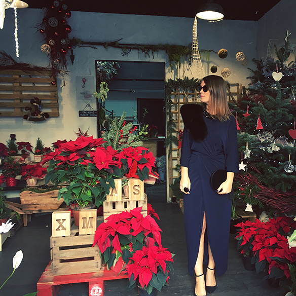 15-colgadas-de-una-percha-carla-kissler-vestido-kimono-azul-oscuro-dark-blue-dress-fur-stole-estola-pelo-granny-shoes-clutch-10