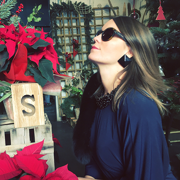 15-colgadas-de-una-percha-carla-kissler-vestido-kimono-azul-oscuro-dark-blue-dress-fur-stole-estola-pelo-granny-shoes-clutch-11