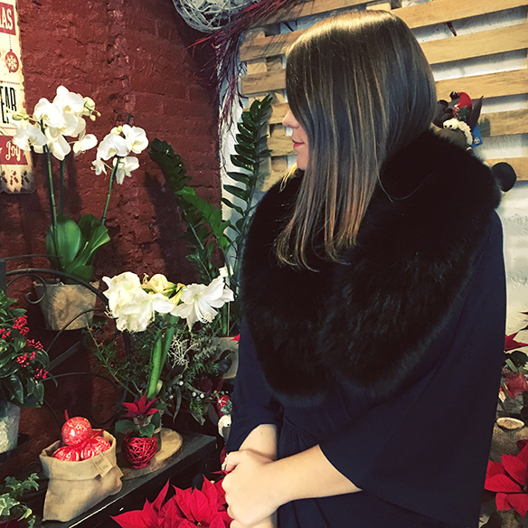 15-colgadas-de-una-percha-carla-kissler-vestido-kimono-azul-oscuro-dark-blue-dress-fur-stole-estola-pelo-granny-shoes-clutch-3