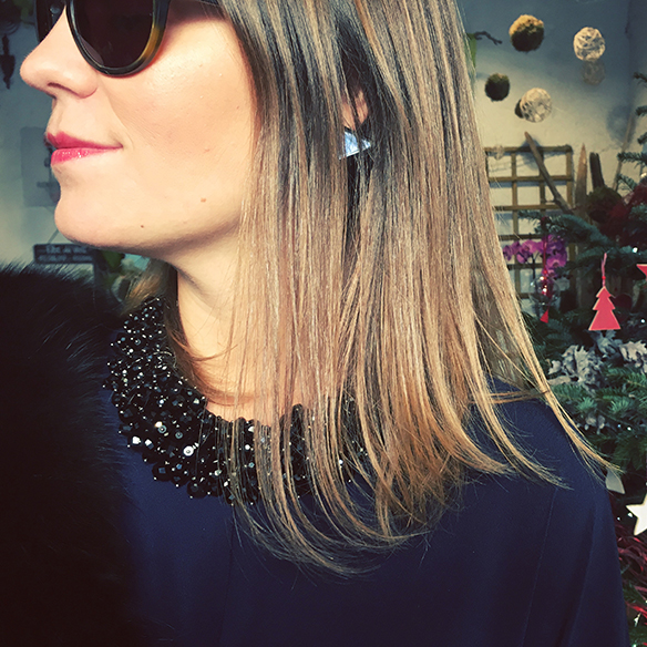 15-colgadas-de-una-percha-carla-kissler-vestido-kimono-azul-oscuro-dark-blue-dress-fur-stole-estola-pelo-granny-shoes-clutch-5