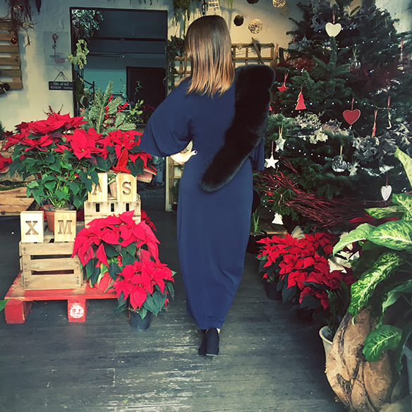 15-colgadas-de-una-percha-carla-kissler-vestido-kimono-azul-oscuro-dark-blue-dress-fur-stole-estola-pelo-granny-shoes-clutch-7