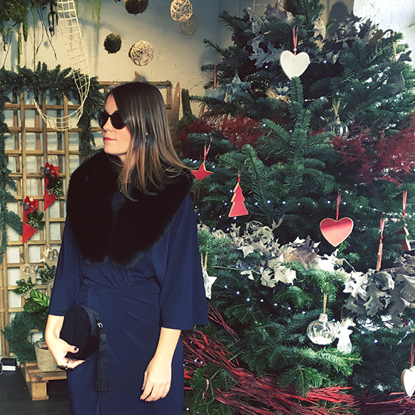 15-colgadas-de-una-percha-carla-kissler-vestido-kimono-azul-oscuro-dark-blue-dress-fur-stole-estola-pelo-granny-shoes-clutch-8