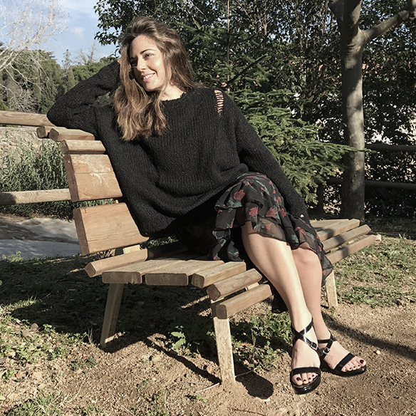 15-colgadas-de-una-percha-alicia-alvarez-vestido-flores-translucido-translucent-floral-dress-jumper-jersey-sandals-sandalias-3