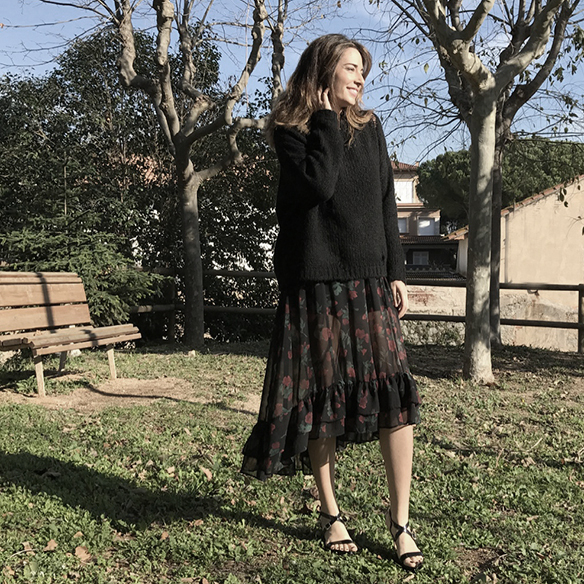 15-colgadas-de-una-percha-alicia-alvarez-vestido-flores-translucido-translucent-floral-dress-jumper-jersey-sandals-sandalias-4