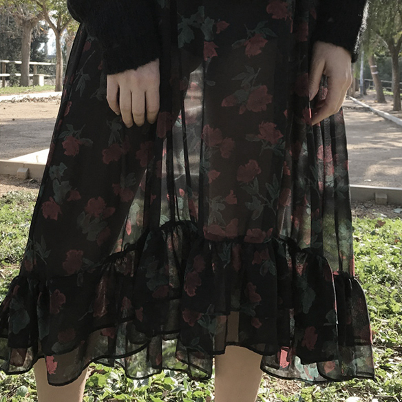 15-colgadas-de-una-percha-alicia-alvarez-vestido-flores-translucido-translucent-floral-dress-jumper-jersey-sandals-sandalias-5