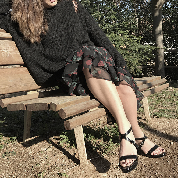 15-colgadas-de-una-percha-alicia-alvarez-vestido-flores-translucido-translucent-floral-dress-jumper-jersey-sandals-sandalias-7