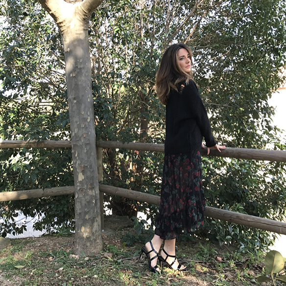 15-colgadas-de-una-percha-alicia-alvarez-vestido-flores-translucido-translucent-floral-dress-jumper-jersey-sandals-sandalias-8