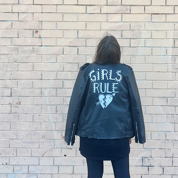 15-colgadas-de-una-percha-anna-duarte-chaqueta-perfecto-jacket-cuero-leather-gorro-beanie-bolso-dibujos-drawing-handbag-3