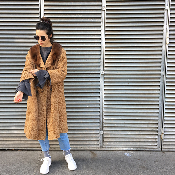15-colgadas-de-una-percha-blanche-abrigo-vintage-coat-jeans-bambas-trainers-3