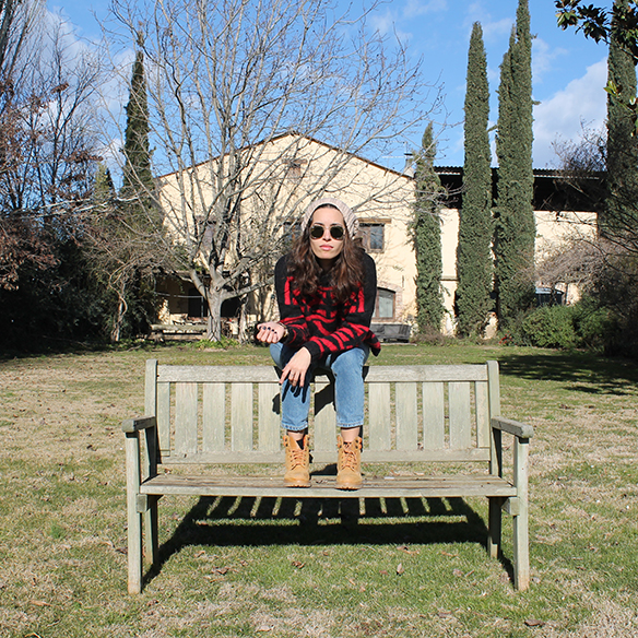 15-colgadas-de-una-percha-blanche-gorro-beanie-jeans-jersey-rojo-negro-red-black-jumper-3