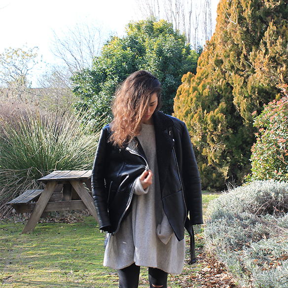 15-colgadas-de-una-percha-blanche-gris-grey-ripped-jeans-chaqueta-borreguito-skinsheep-jacket-1