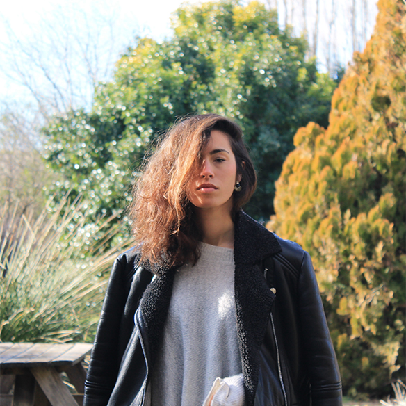 15-colgadas-de-una-percha-blanche-gris-grey-ripped-jeans-chaqueta-borreguito-skinsheep-jacket-2