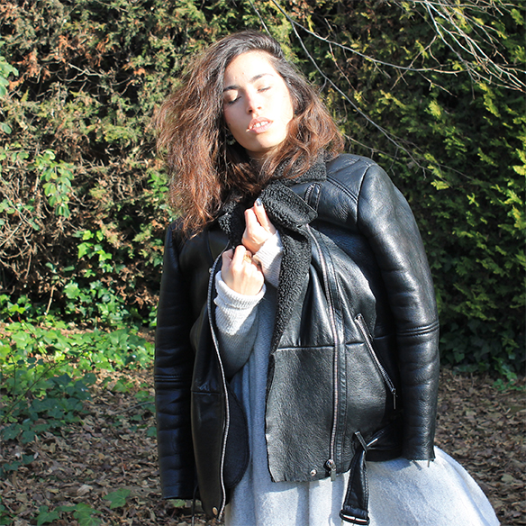 15-colgadas-de-una-percha-blanche-gris-grey-ripped-jeans-chaqueta-borreguito-skinsheep-jacket-3