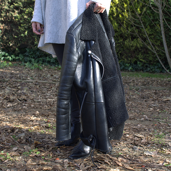 15-colgadas-de-una-percha-blanche-gris-grey-ripped-jeans-chaqueta-borreguito-skinsheep-jacket-6