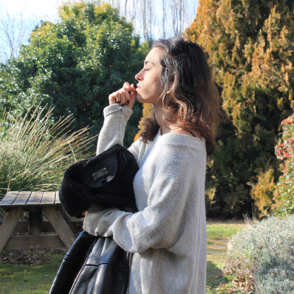 15-colgadas-de-una-percha-blanche-gris-grey-ripped-jeans-chaqueta-borreguito-skinsheep-jacket-7