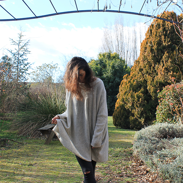 15-colgadas-de-una-percha-blanche-gris-grey-ripped-jeans-chaqueta-borreguito-skinsheep-jacket-8