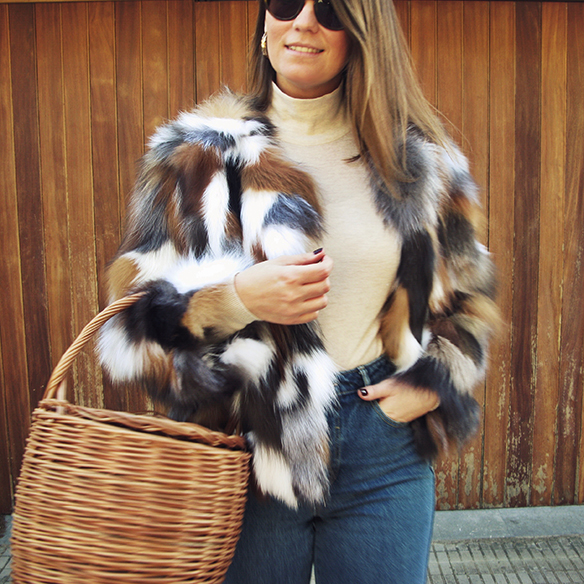 15-colgadas-de-una-percha-carla-kissler-abrigo-pelos-fur-coat-duli-furs-jane-birkin-bolso-cesto-mimbre-wicker-basket-bag-handbag-mom-jeans-hoops-aros-1