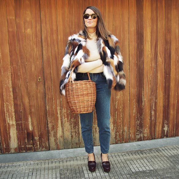 15-colgadas-de-una-percha-carla-kissler-abrigo-pelos-fur-coat-duli-furs-jane-birkin-bolso-cesto-mimbre-wicker-basket-bag-handbag-mom-jeans-hoops-aros-10