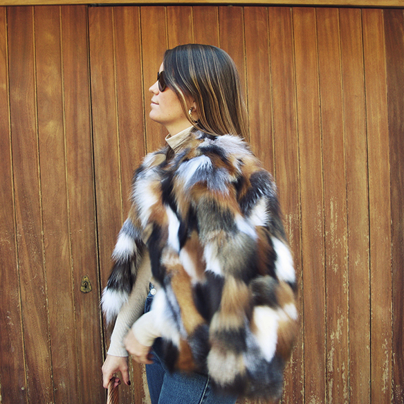 15-colgadas-de-una-percha-carla-kissler-abrigo-pelos-fur-coat-duli-furs-jane-birkin-bolso-cesto-mimbre-wicker-basket-bag-handbag-mom-jeans-hoops-aros-2