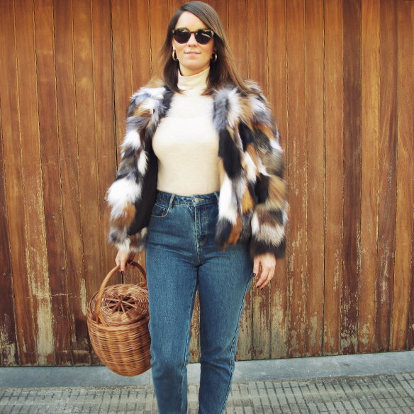 15-colgadas-de-una-percha-carla-kissler-abrigo-pelos-fur-coat-duli-furs-jane-birkin-bolso-cesto-mimbre-wicker-basket-bag-handbag-mom-jeans-hoops-aros-3