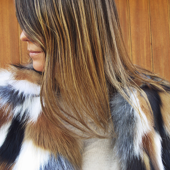 15-colgadas-de-una-percha-carla-kissler-abrigo-pelos-fur-coat-duli-furs-jane-birkin-bolso-cesto-mimbre-wicker-basket-bag-handbag-mom-jeans-hoops-aros-8