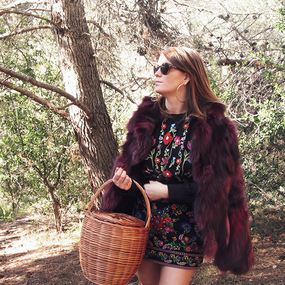 15-colgadas-de-una-percha-carla-kissler-flores-bordadas-embroidered-flowers-chaqueta-pelos-burdeos-burgundy-fur-jacket-cesto-mimbre-wicker-basket-booties-botines-1