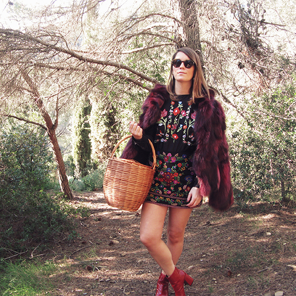 15-colgadas-de-una-percha-carla-kissler-flores-bordadas-embroidered-flowers-chaqueta-pelos-burdeos-burgundy-fur-jacket-cesto-mimbre-wicker-basket-booties-botines-2