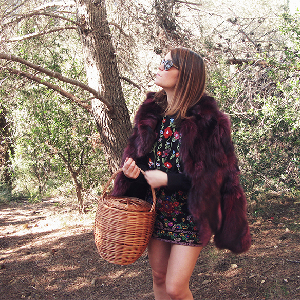 15-colgadas-de-una-percha-carla-kissler-flores-bordadas-embroidered-flowers-chaqueta-pelos-burdeos-burgundy-fur-jacket-cesto-mimbre-wicker-basket-booties-botines-3
